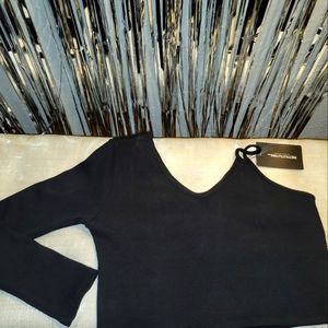 Black One sleeve crop top by Pretty Little Things